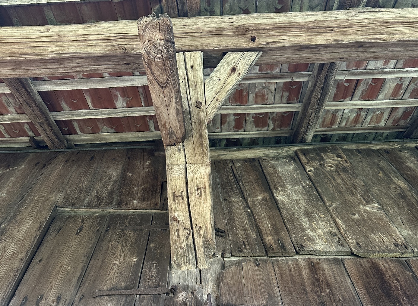 Ein Bild, das hölzern, Planke, Holz, draußen enthält.

KI-generierte Inhalte können fehlerhaft sein.